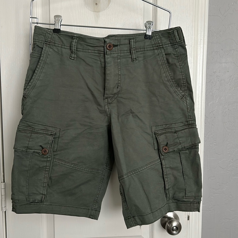Men’s American Eagle cargo shorts
